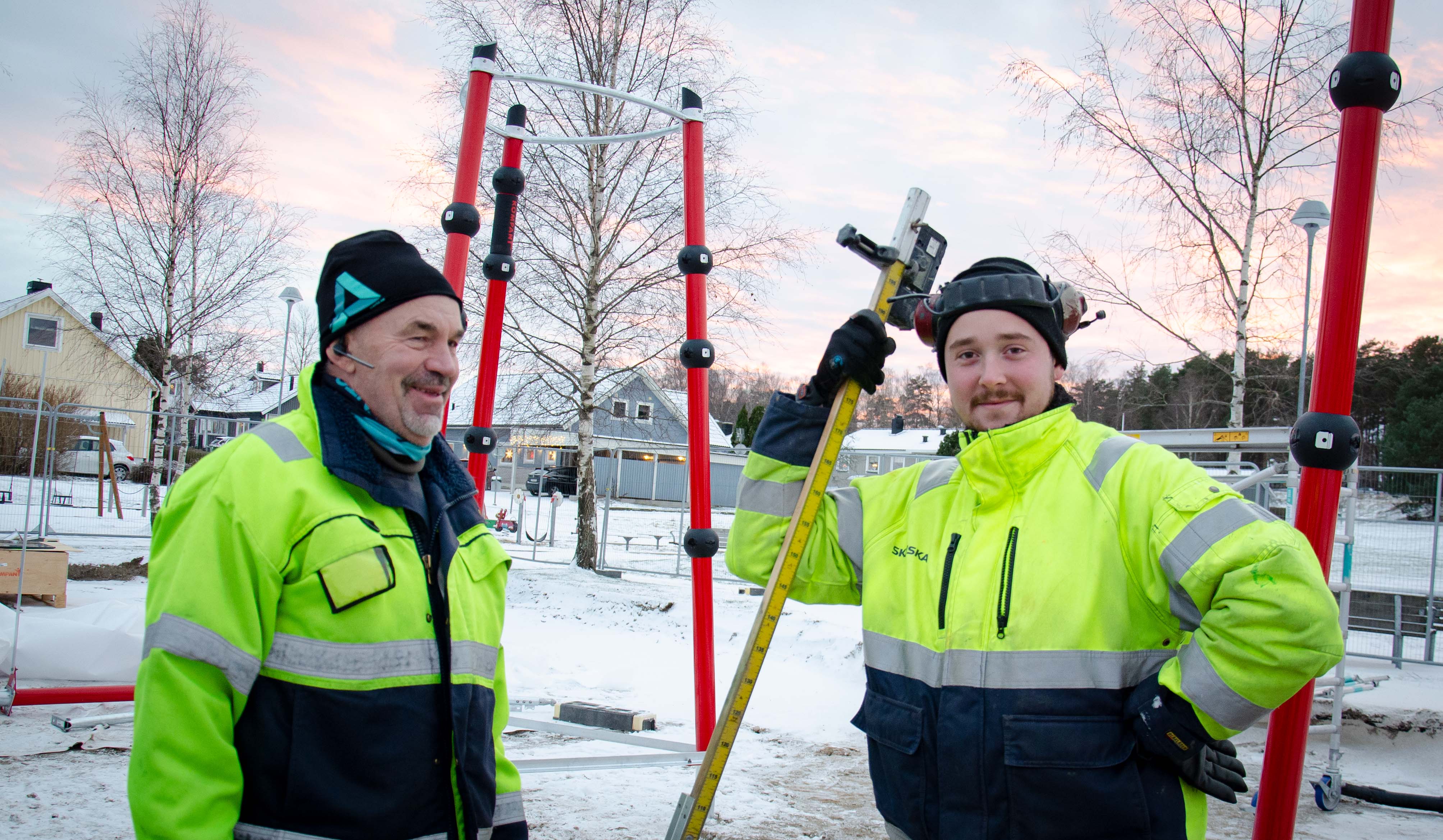 Tommy Karlsson och Oscar Skarin från Skanska håller på att färdigställa ny lekplats i villaområdet Röd i Strömstad.