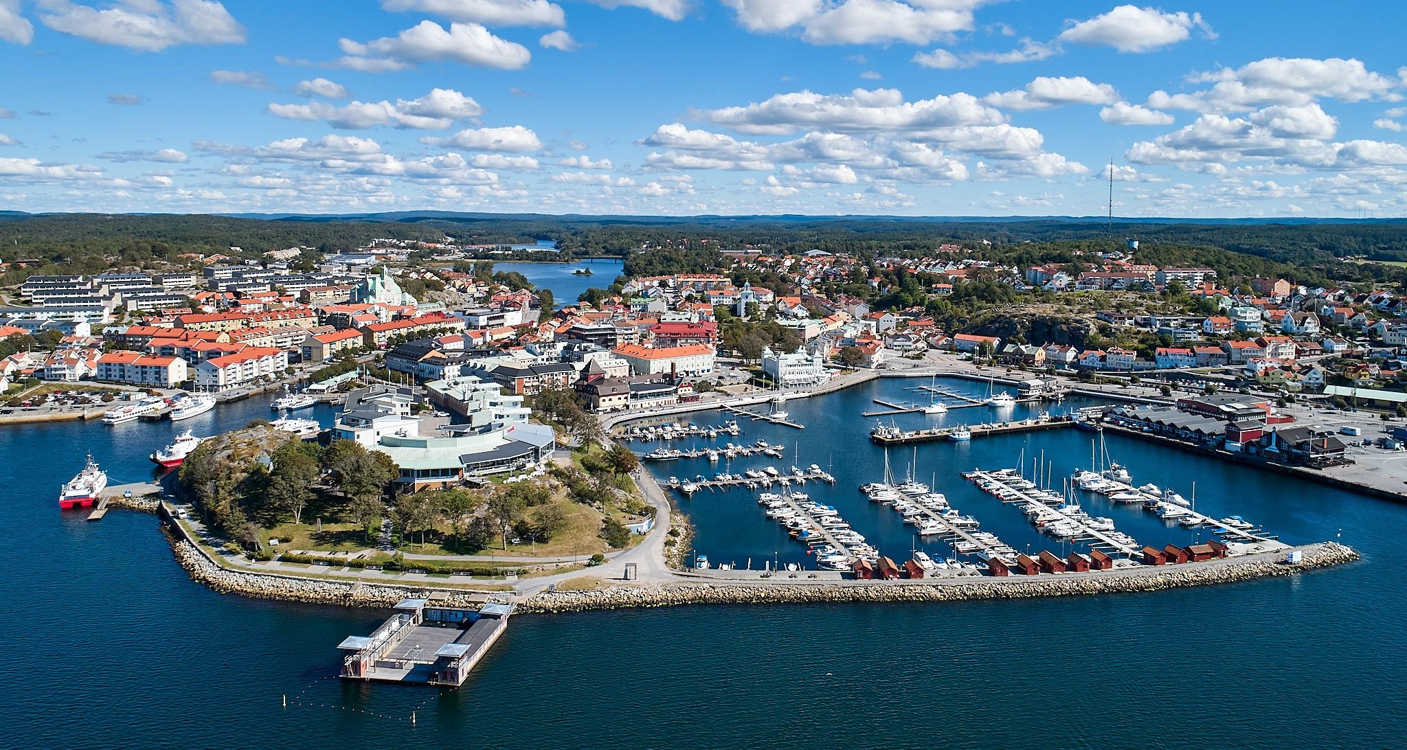 Drönarbild över Strömstad från havet.