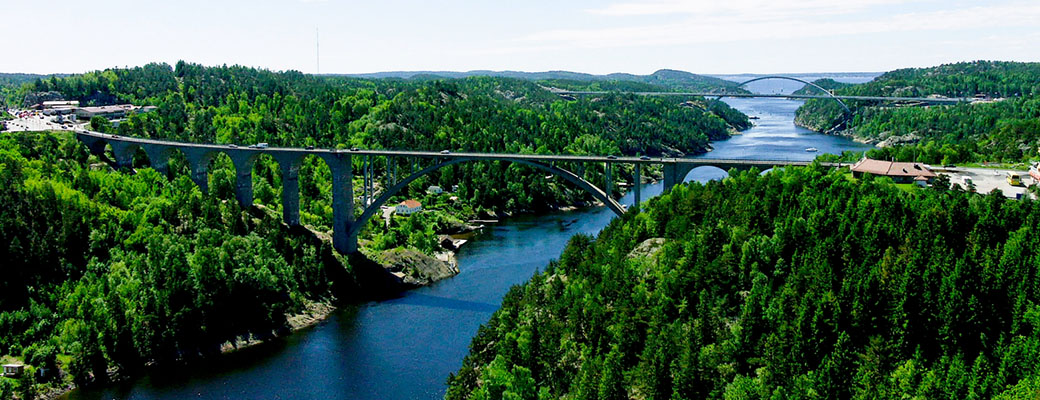 Vy över landskap med Svinesundsbron.