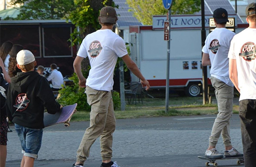 Killar som åker skateboard.