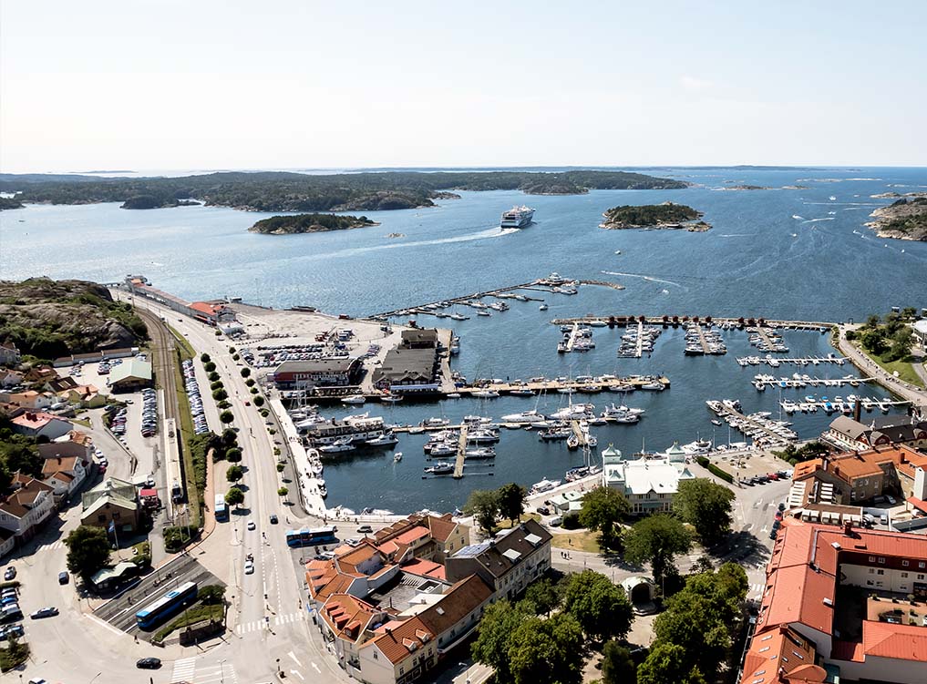 Vy över Strömstads hamn.