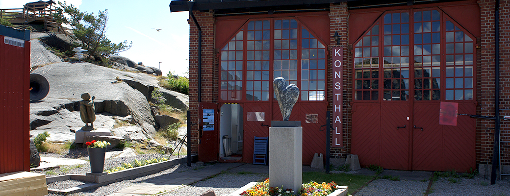 Entrén på konsthallen Lokstallet med skulpturpark på utsidan.
